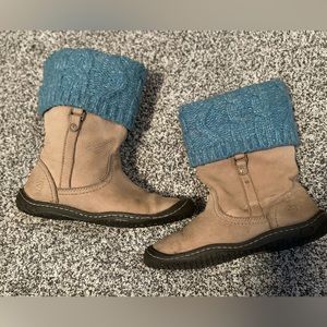 Women’s KEEN knit sweater and suede boots size 8